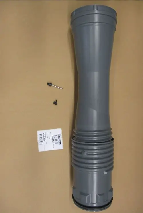 Graues Abgasrohr von Remeha mit zwei kleineren Bauteilen. Das Rohr hat eine wechselnde Durchmesserform und eine Gummidichtung an der unteren Seite. Etikett mit Artikelnummer sichtbar.